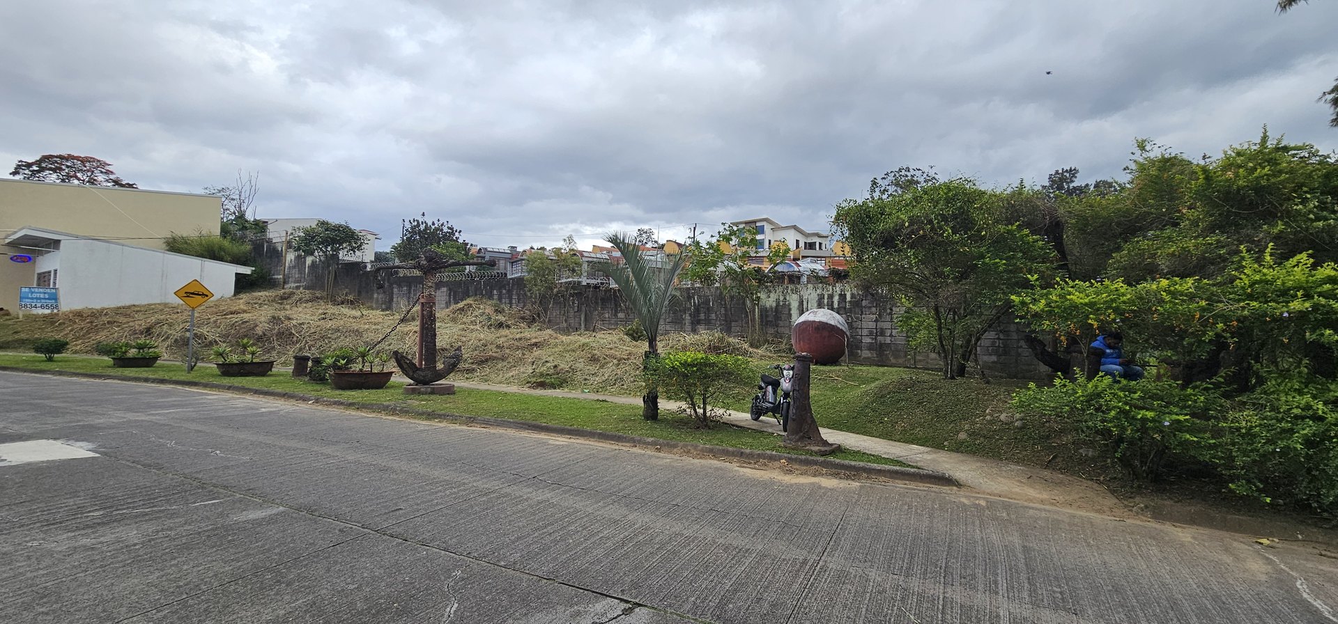 Frente de 10 metros sobre vía principal en la entrada de Rivergrand
